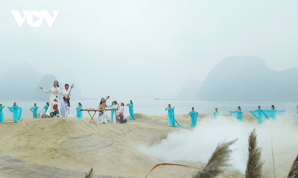 ao dai festival excites crowds in quang ninh province picture 1