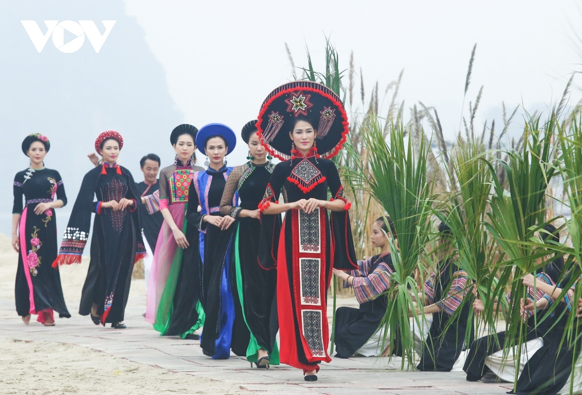ao dai festival excites crowds in quang ninh province picture 14