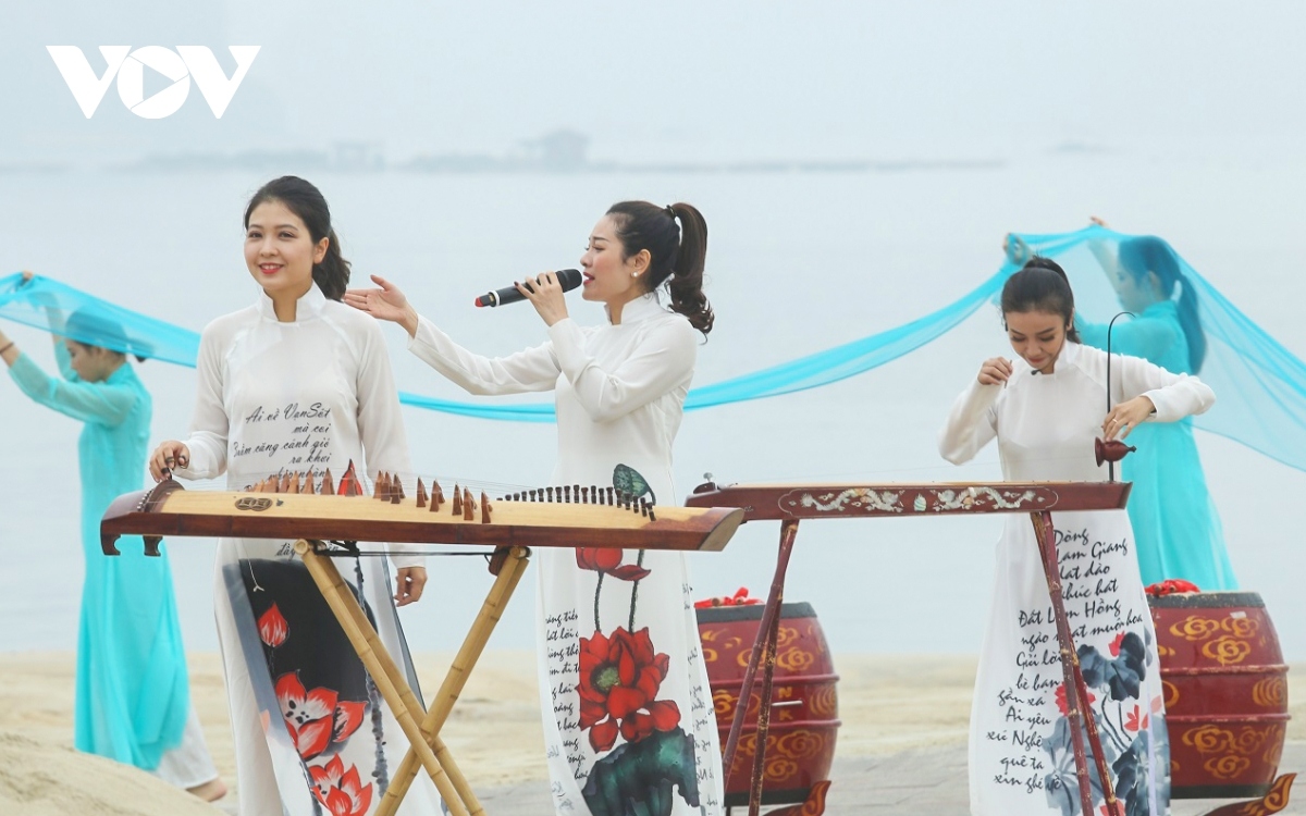 ao dai festival excites crowds in quang ninh province picture 2