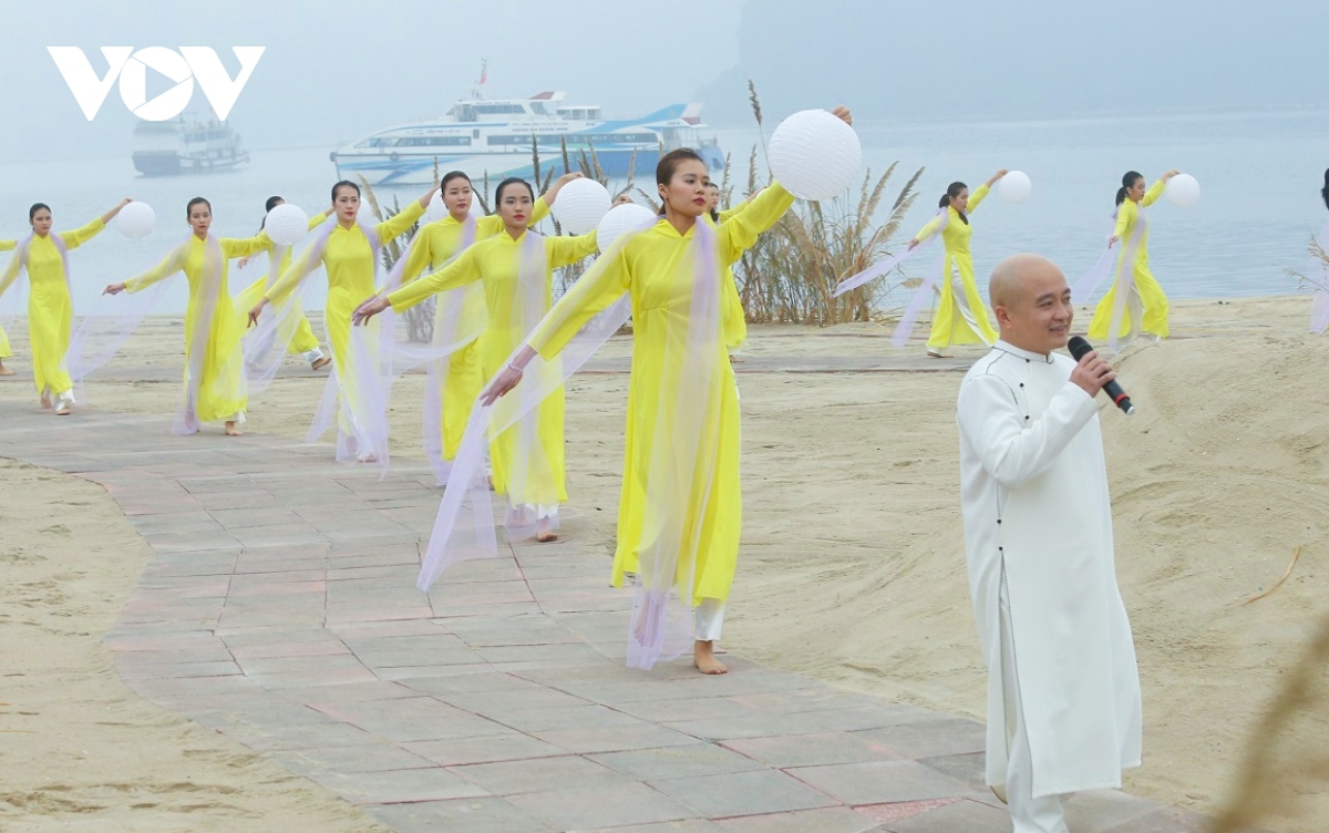 ao dai festival excites crowds in quang ninh province picture 4