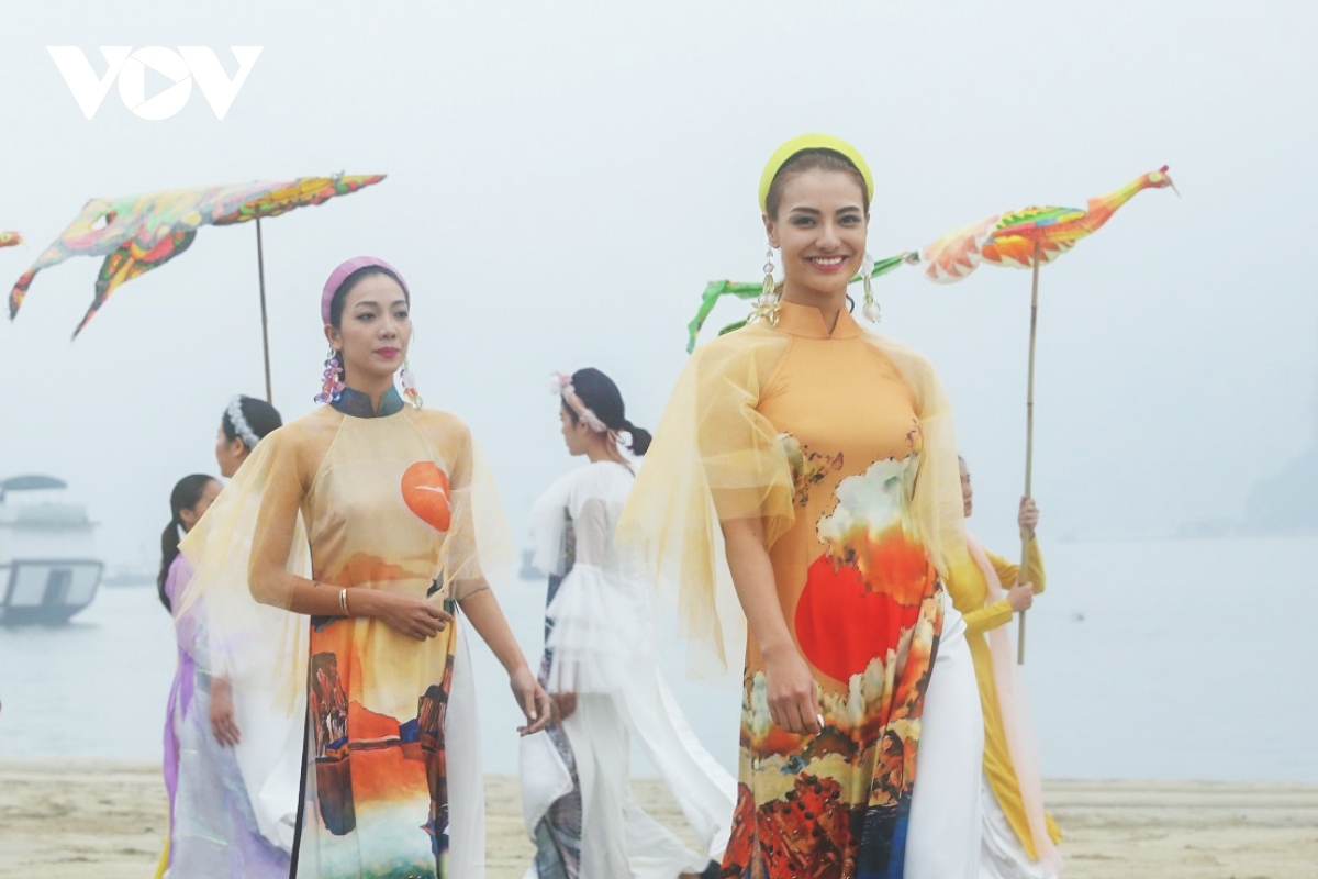 ao dai festival excites crowds in quang ninh province picture 5