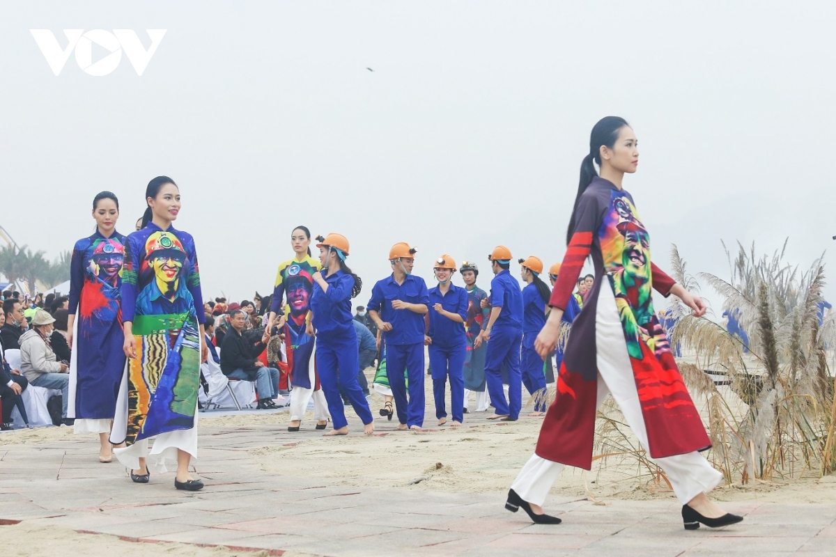 ao dai festival excites crowds in quang ninh province picture 8