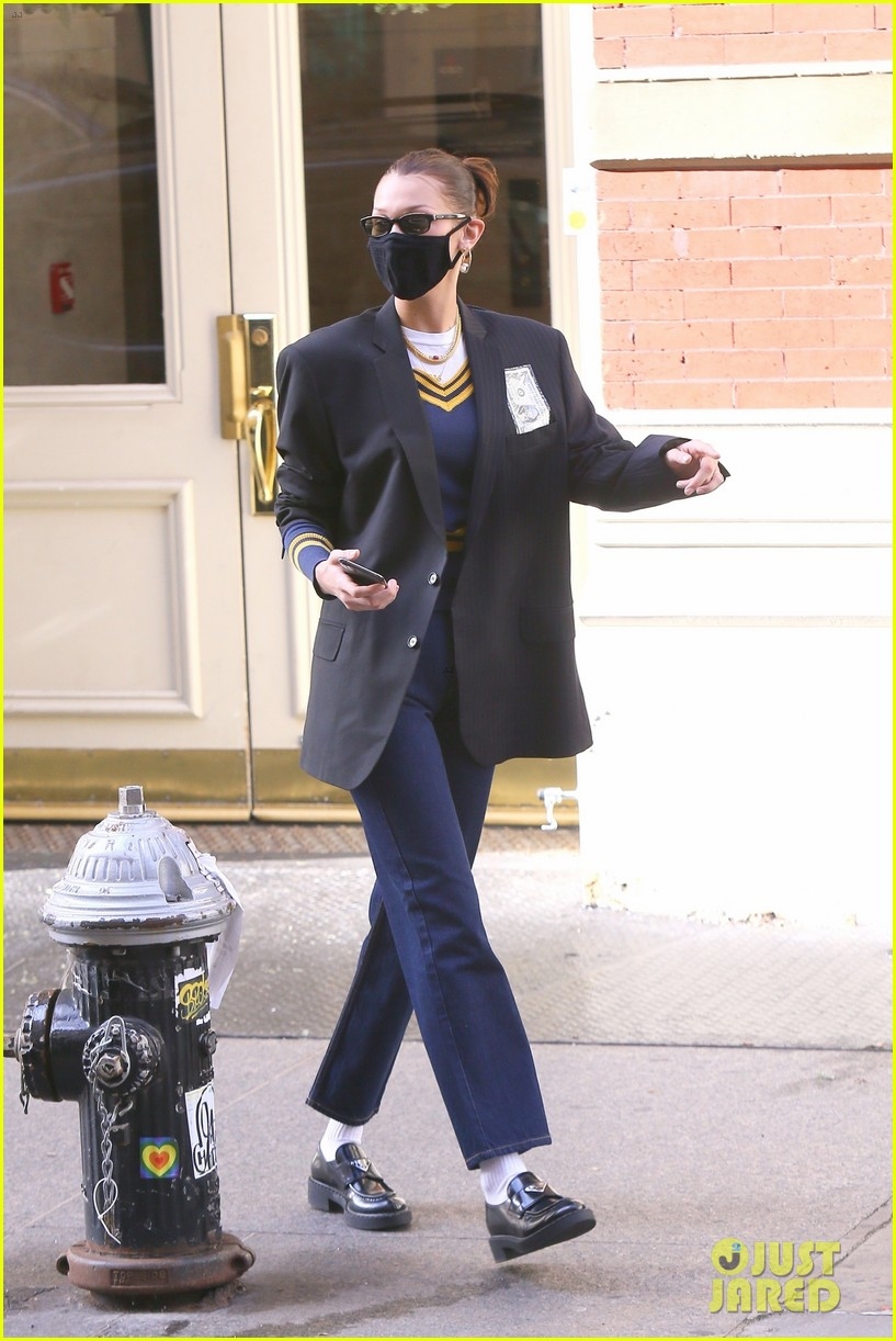bella hadid dien vest thiet ke la di an trua cung ban be hinh anh 2
