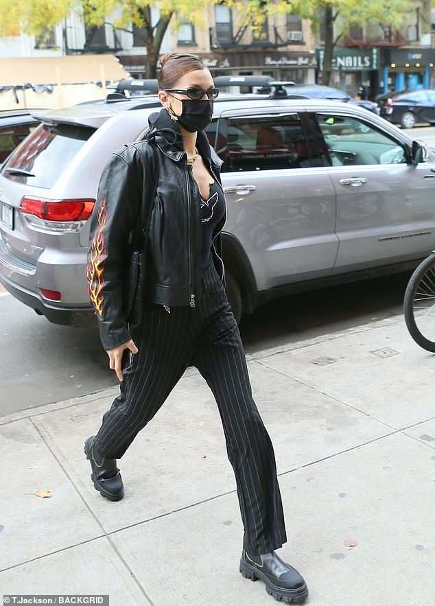 bella hadid mac do hieu, lai sieu xe ra pho mua nuoc trai cay hinh anh 3
