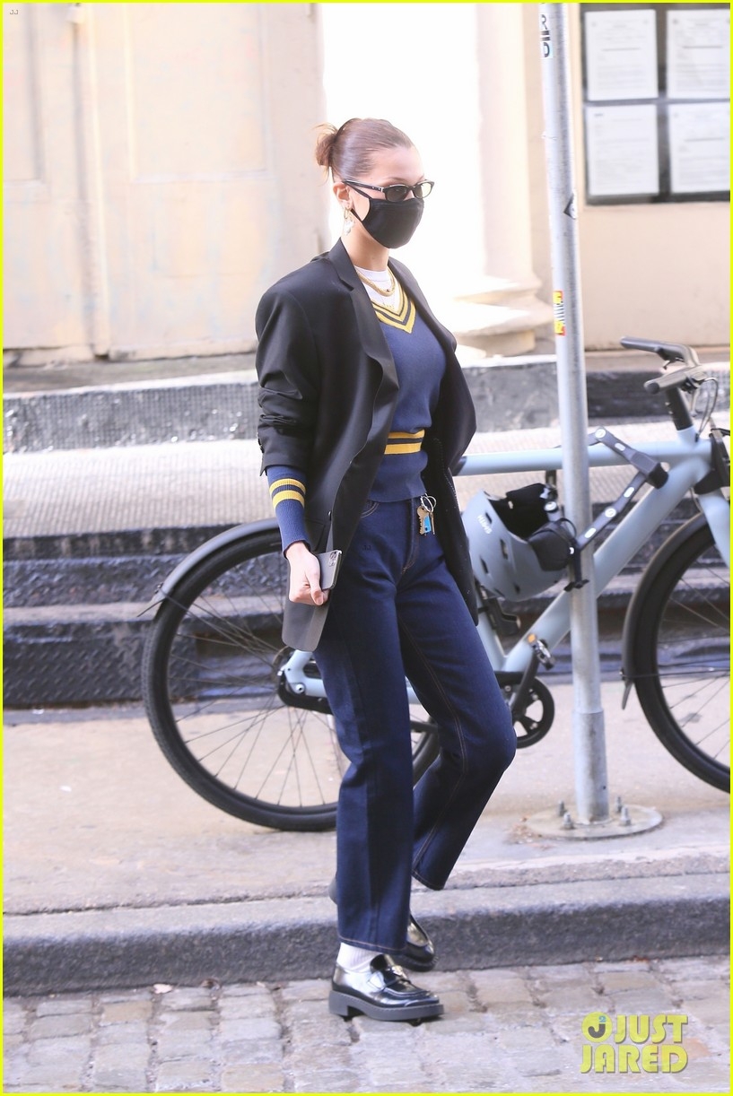 bella hadid dien vest thiet ke la di an trua cung ban be hinh anh 4