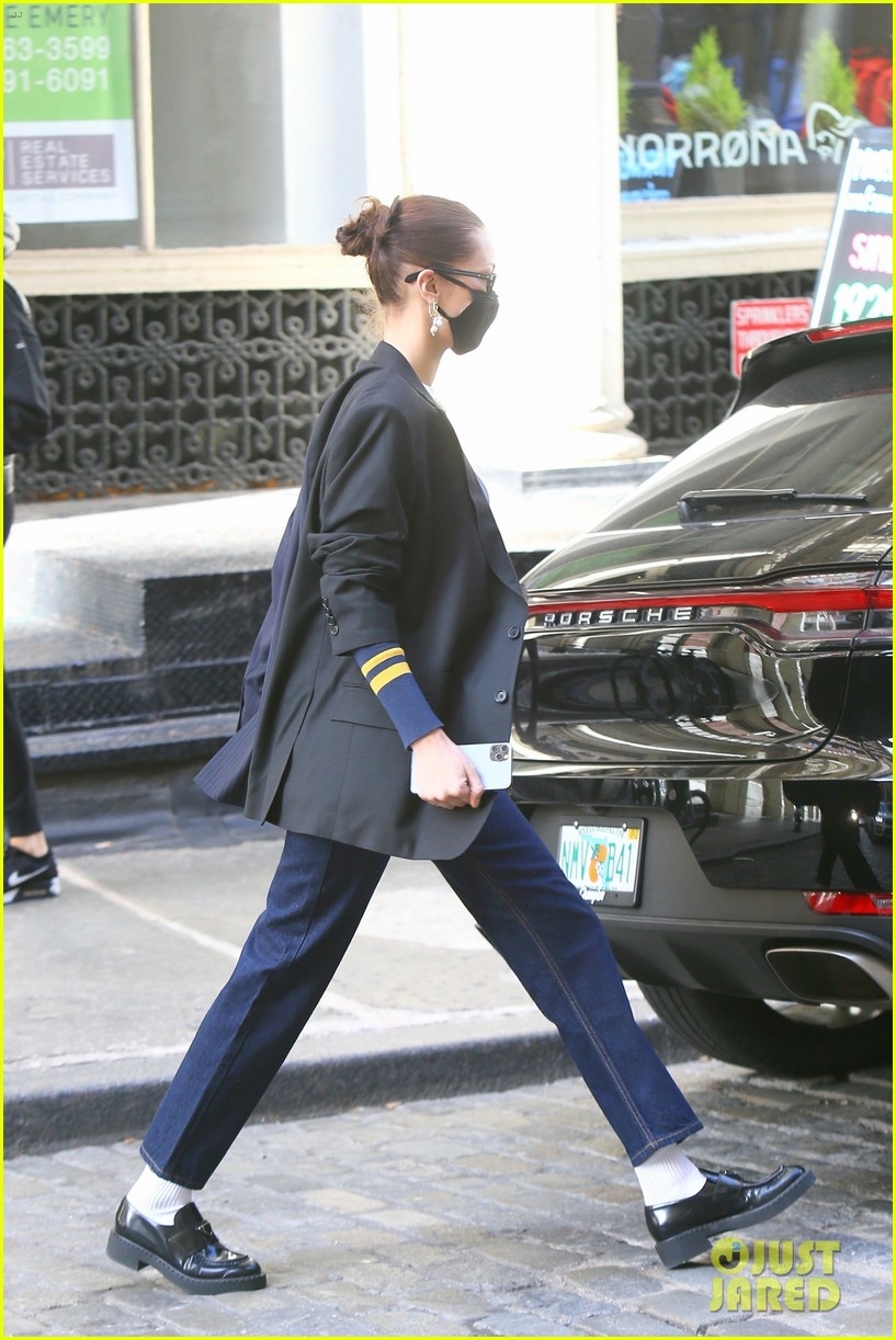 bella hadid dien vest thiet ke la di an trua cung ban be hinh anh 7