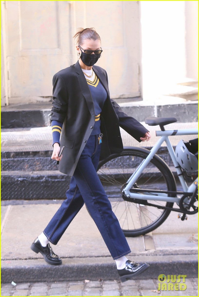 bella hadid dien vest thiet ke la di an trua cung ban be hinh anh 8