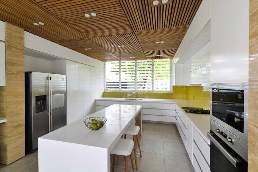 Khu vực bếp được thiết kế hiện đại, trẻ trung mở màu sáng.