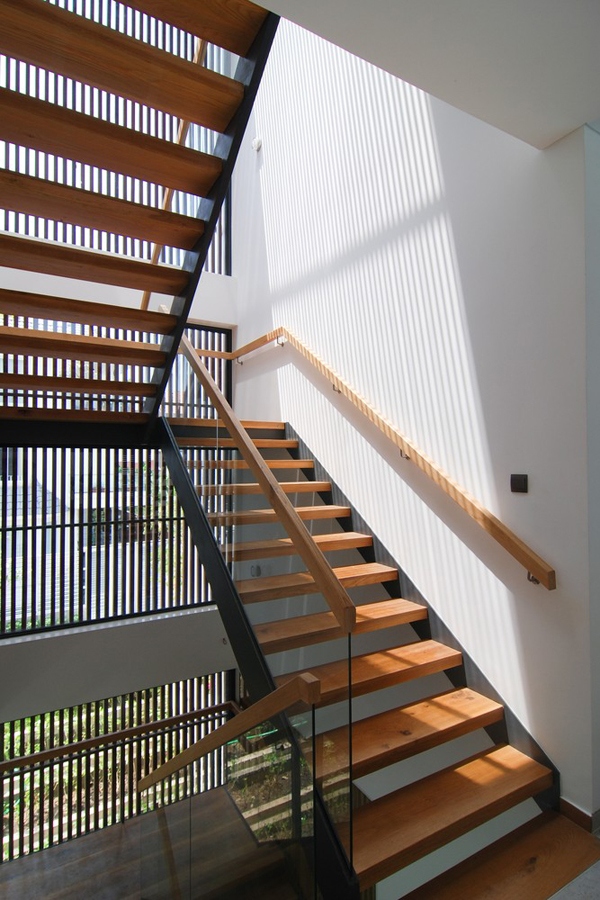 Cầu thang với kết cấu thép mặt gỗ cho cảm giác thông thoáng và sang trọng. Cầu thang cũng là một giếng trời đón nắng gió vào trong nhà.