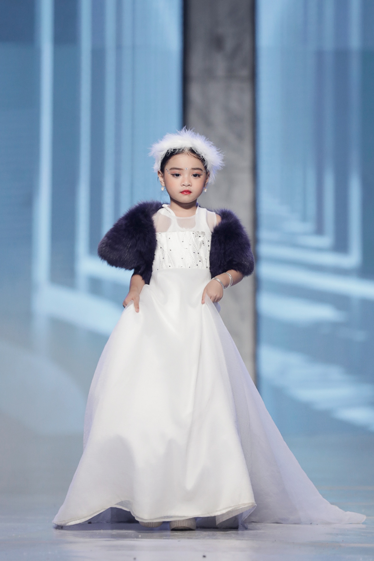 choang ngop voi nhung man trinh dien cua dan mau nhi tai vietnam junior fashion week hinh anh 2