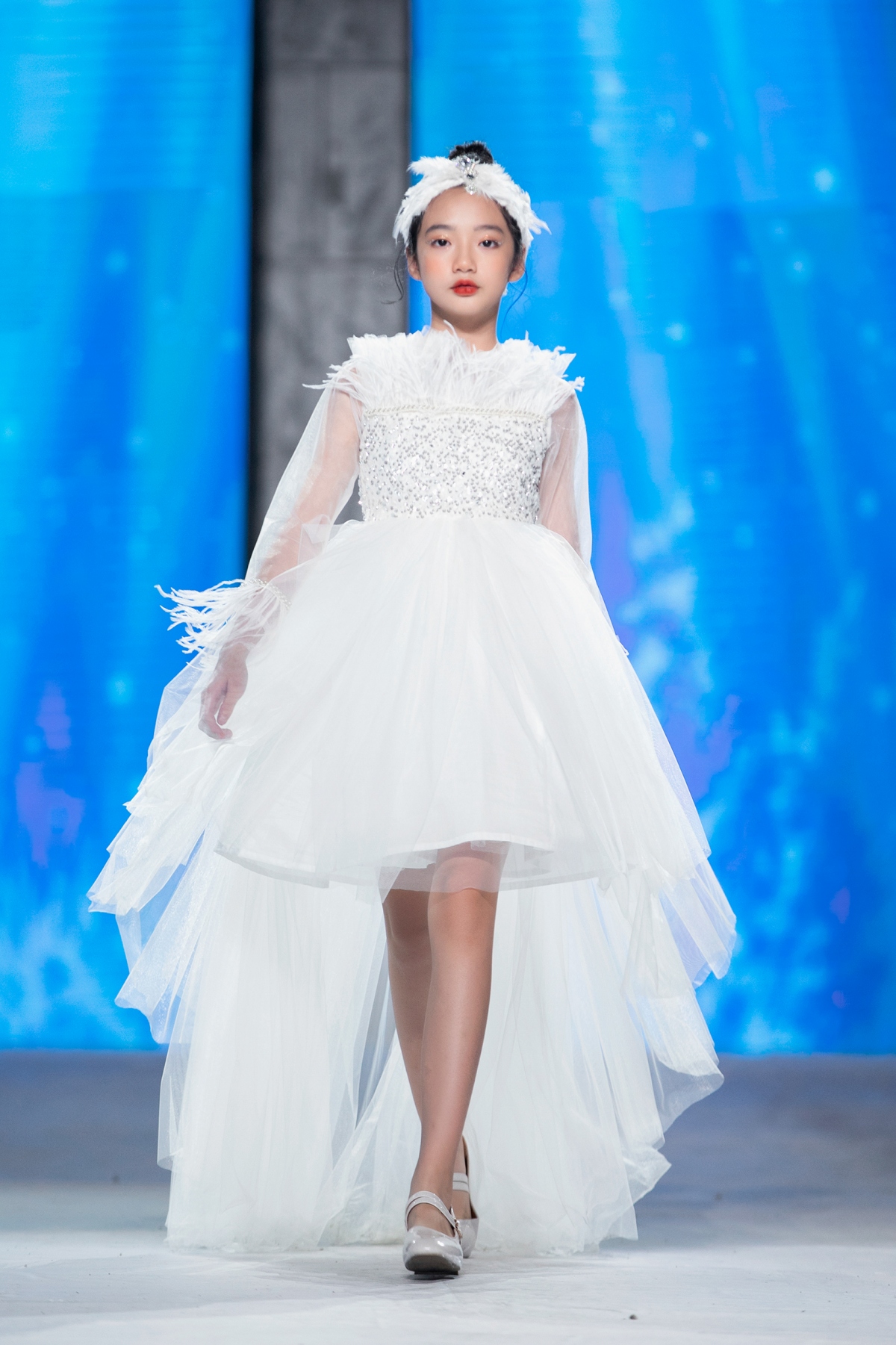 con gai xuan lan khoe kha nang catwalk chuyen nghiep hinh anh 14