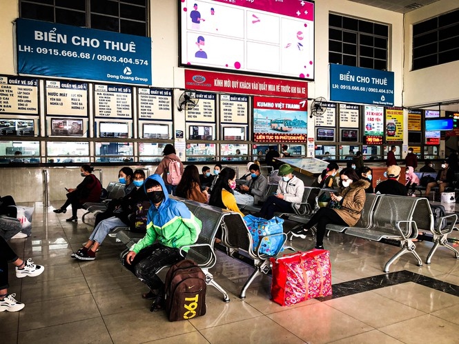 bus stations crowded as people head home on new year s eve picture 1