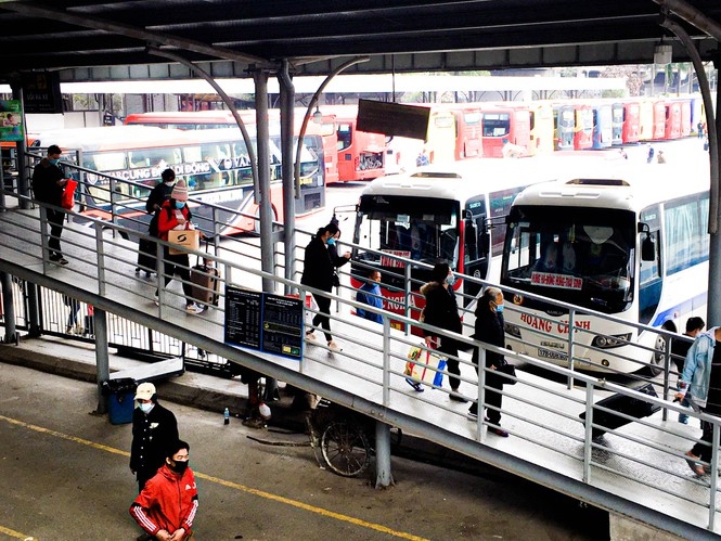 bus stations crowded as people head home on new year s eve picture 10