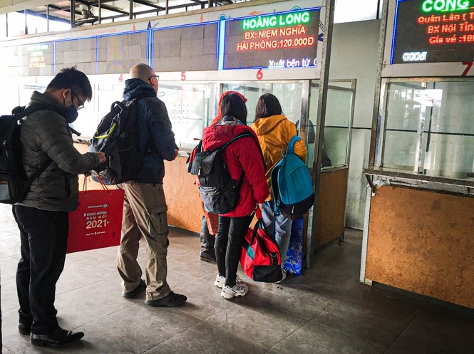 bus stations crowded as people head home on new year s eve picture 5