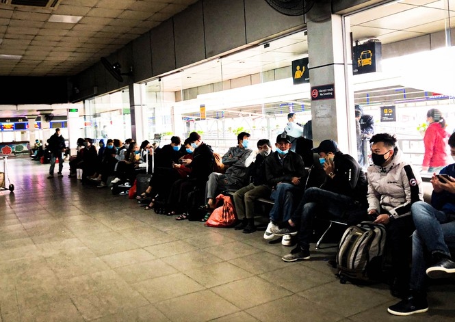 bus stations crowded as people head home on new year s eve picture 6