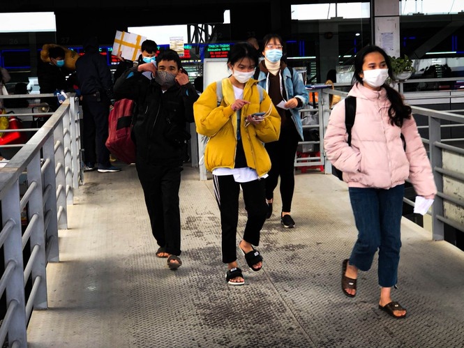 bus stations crowded as people head home on new year s eve picture 7