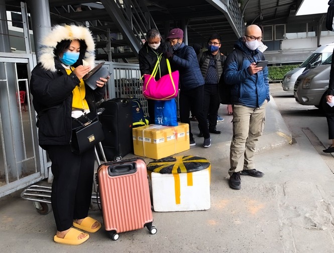 bus stations crowded as people head home on new year s eve picture 8