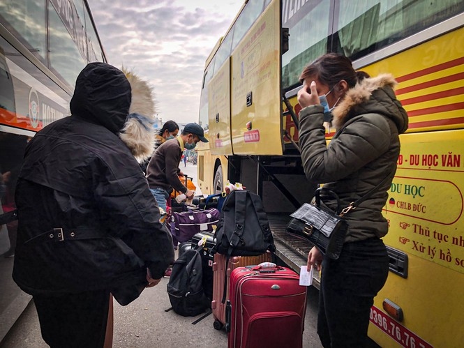 bus stations crowded as people head home on new year s eve picture 9