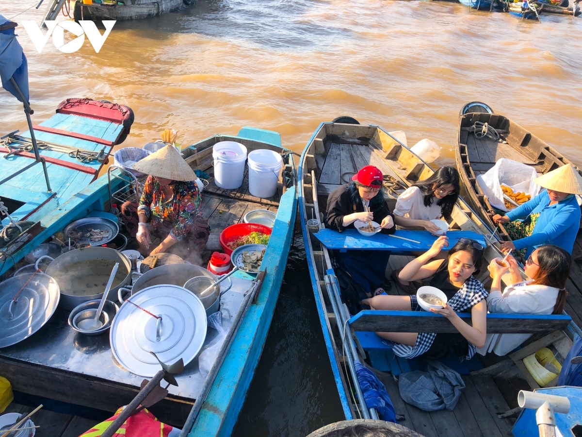 a day out to discover cai rang floating market picture 12