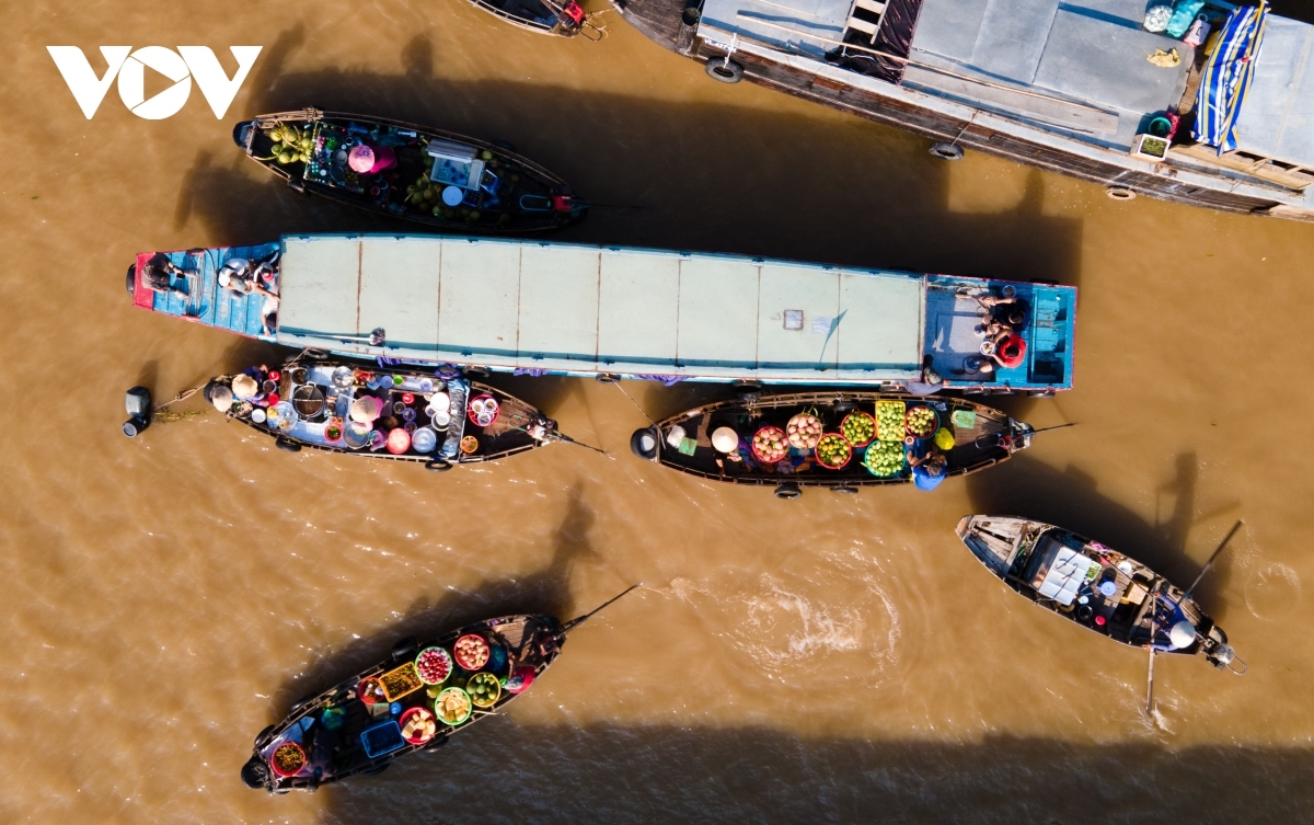 The UK's Rough Guide has named Cai Rang floating market as one of the ten most impressive markets worldwide, going on to describe the site as a place full of fancy boats painted in "tropical colours.”