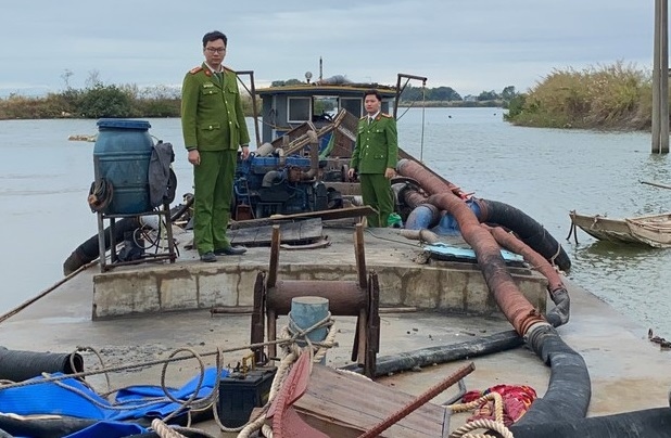 khoi to 5 doi tuong khai thac cat trai phep o quang ninh hinh anh 1