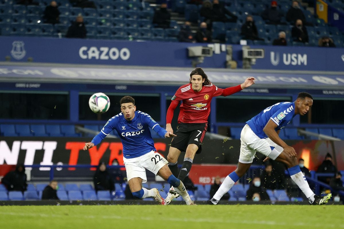 Cavani ghi siêu phẩm giúp MU đánh bại Everton 2-0. (Ảnh: Getty).