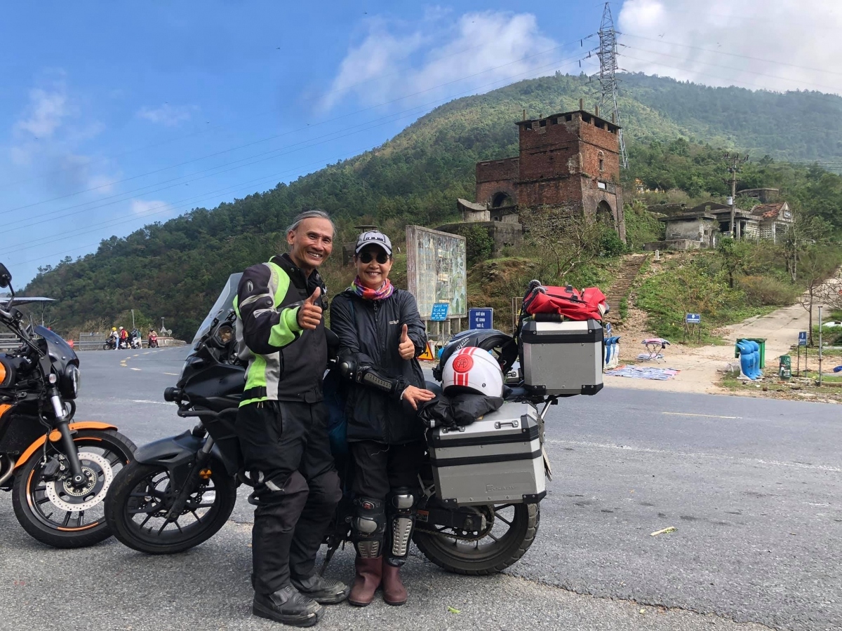 Ông Trần Lê Hùng cùng vợ là bà Ngô Thị Quý vừa hoàn thành chuyến hành trình phượt bằng mô tô hơn 5.000km các tỉnh thành miền Nam và ra Bắc.