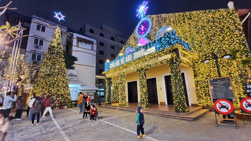 churches in hanoi shine with colourful decorations ahead of christmas picture 5