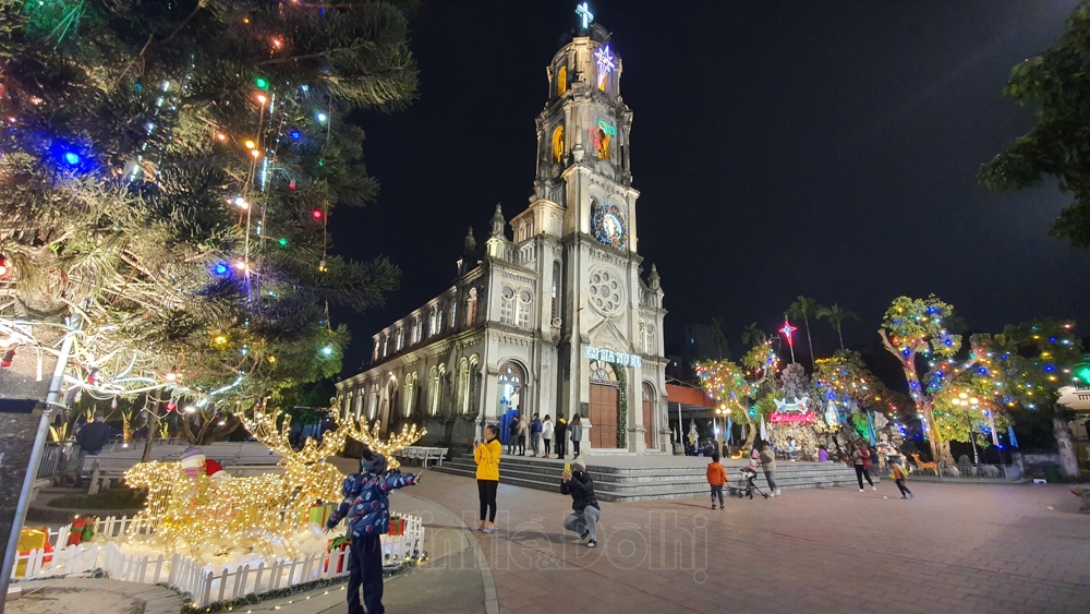 churches in hanoi shine with colourful decorations ahead of christmas picture 6