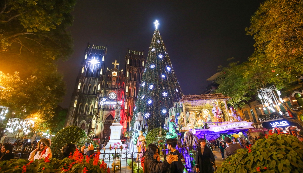 churches in hanoi shine with colourful decorations ahead of christmas picture 9