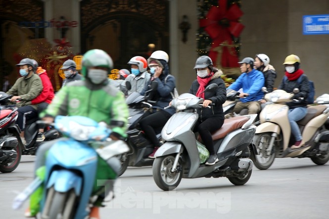 hanoians bundle up as extreme cold spell hits capital picture 1