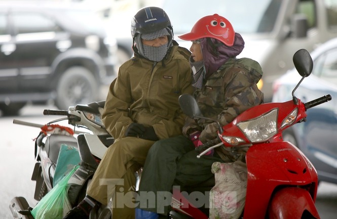 hanoians bundle up as extreme cold spell hits capital picture 4