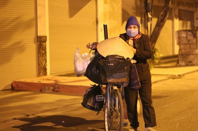 underprivileged residents work on cold nights picture 8