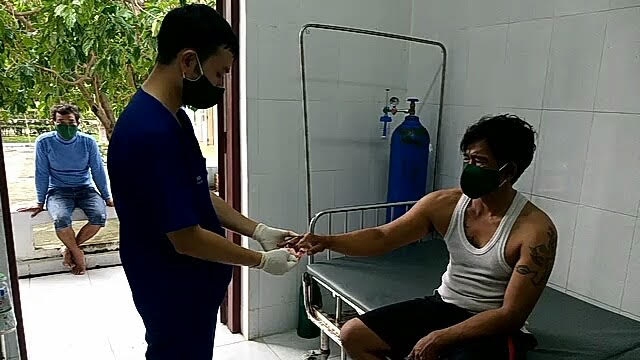 Quân y đảo Song Tử Tây chăm sóc sức khỏe cho bệnh nhân Tuấn. (Ảnh: Thanh Tùng)