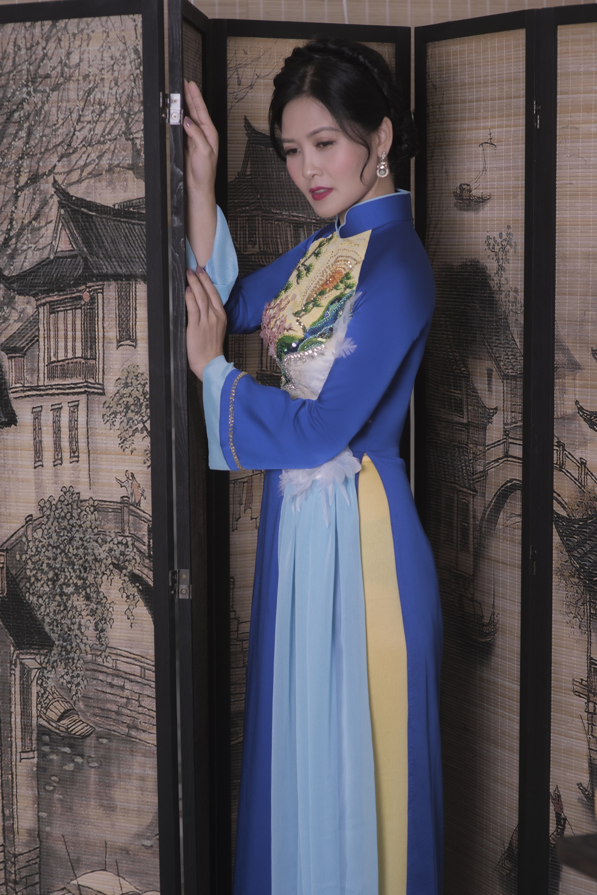 dien vien thuy ha ve nha di con tai xuat xinh dep voi ao dai hau ly hon hinh anh 7