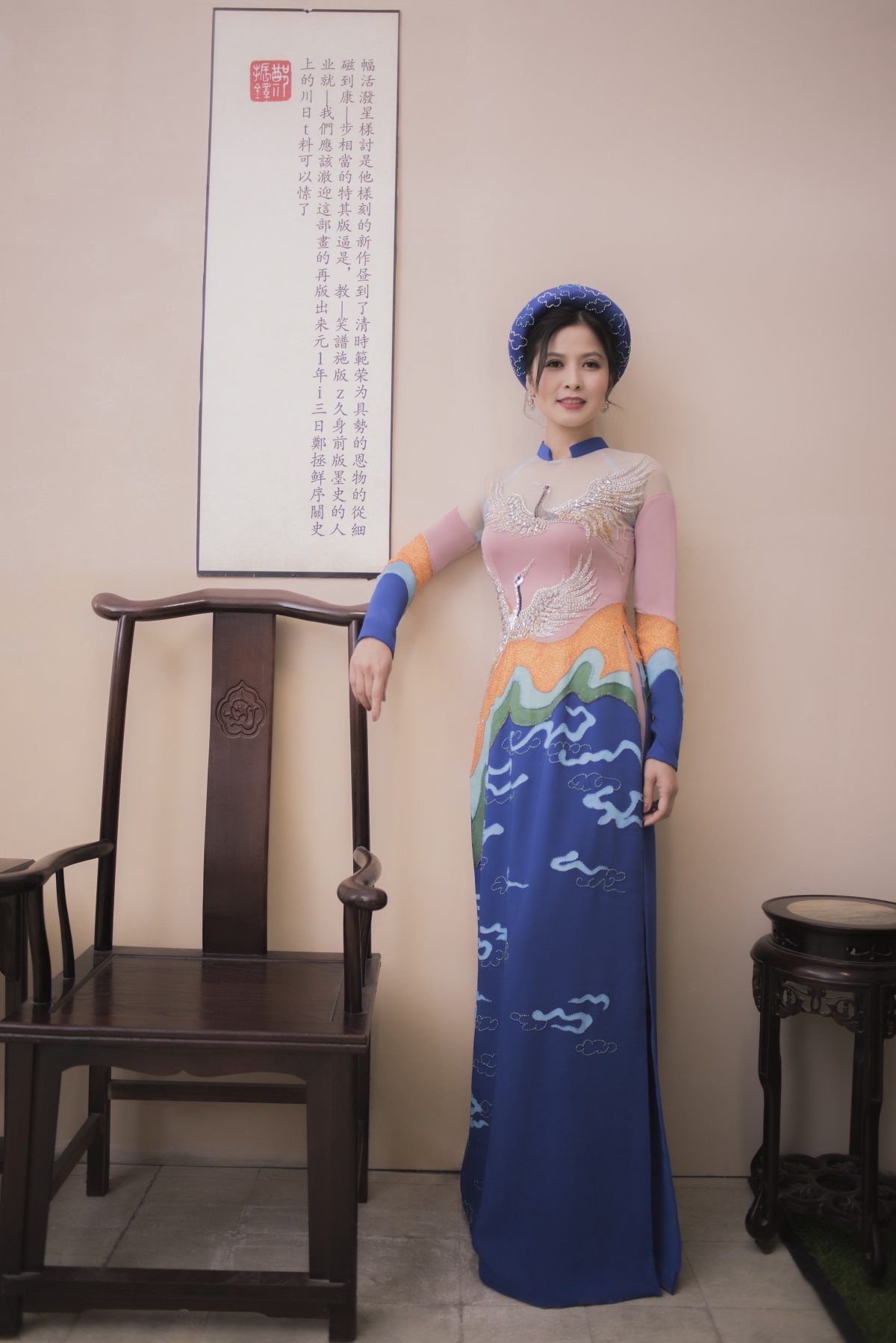 dien vien thuy ha ve nha di con tai xuat xinh dep voi ao dai hau ly hon hinh anh 3