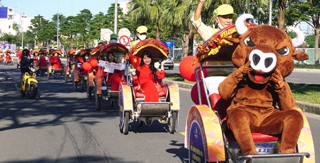 cyclo parade kicks off da nang new year festival 2021 picture 2
