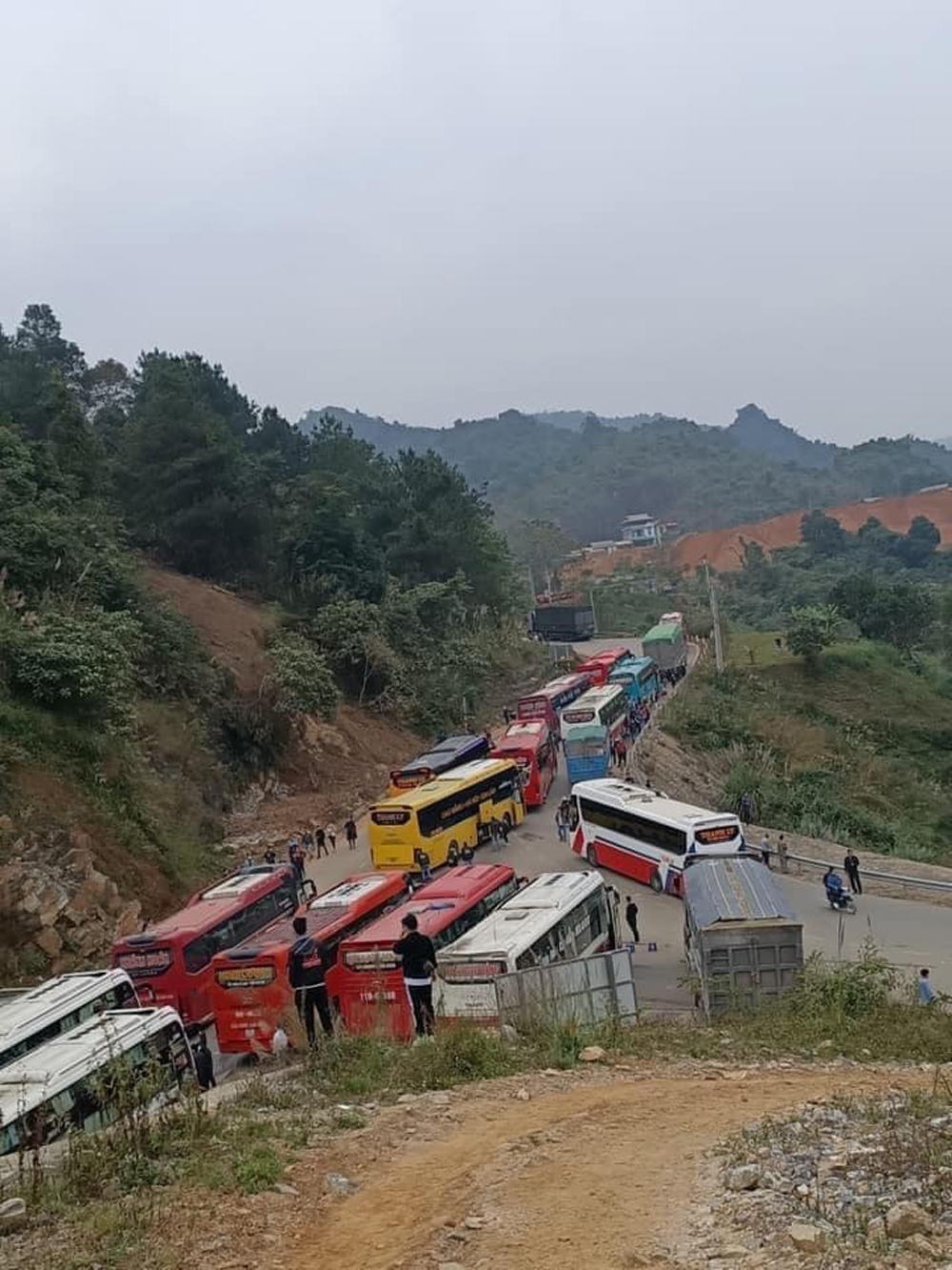 hang tram phuong tien phai nghi qua dem tren deo gio do tac duong hinh anh 4