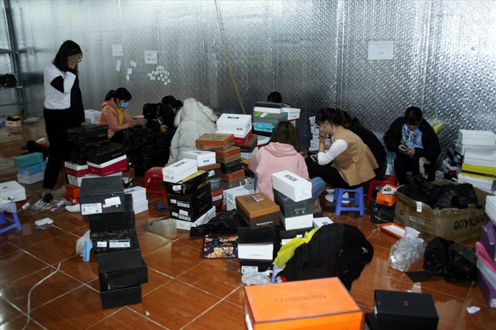 Đột kích kho hàng lớn ở Lào Cai, thu giữ hàng nghìn đôi giày, dép ...