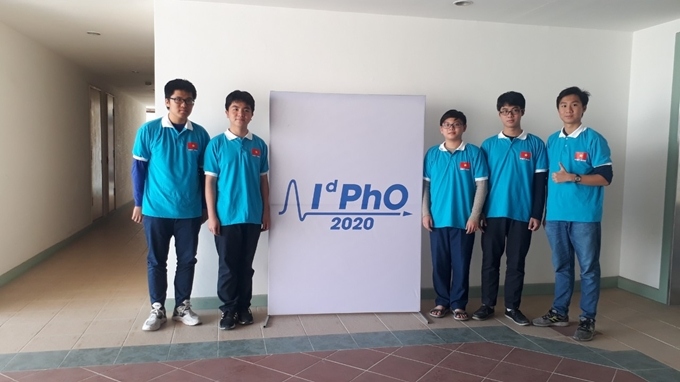 vietnamese students pick up medals at idpho 2020 picture 1