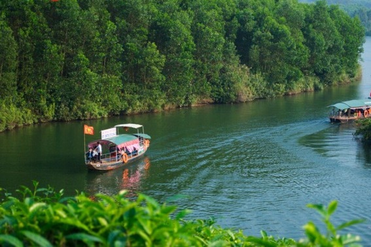 The tea hill is covered by the Cay Cau Dam with clear blue water, creating a very cool landscape.