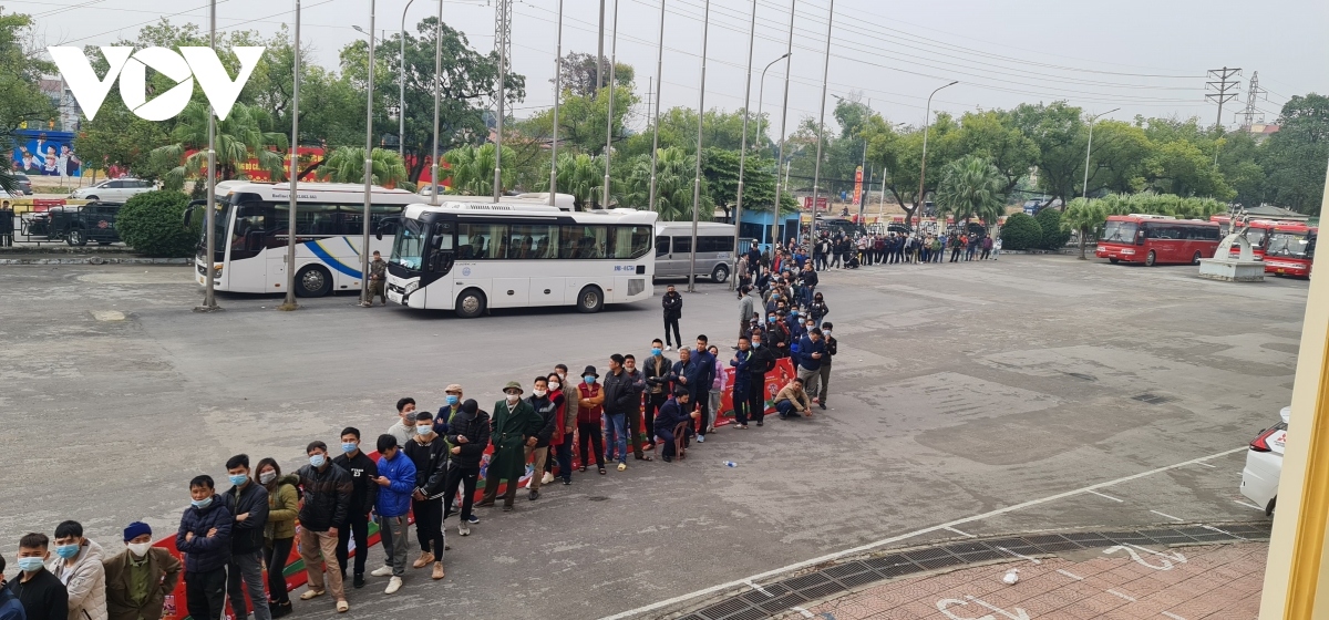 Hàng nghìn khán giả xếp hàng mua vé trận giao hữu lượt về giữa ĐT Việt Nam và U22 Việt Nam trên sân Việt Trì. (Ảnh: CTV Ngọc Khánh)