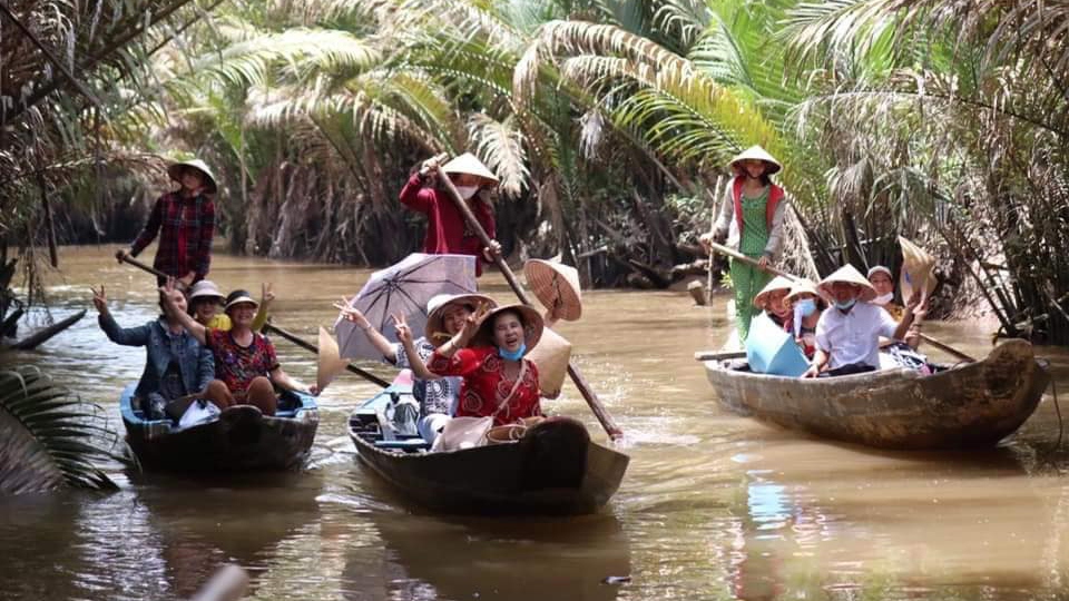 Đi xuồng ba lá trên rạch.