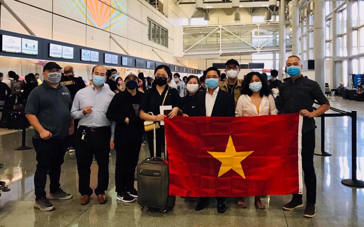 350 công dân Việt Nam lên chuyến bay cuối cùng của năm 2020 từ Mỹ về nước |  VOV.VN