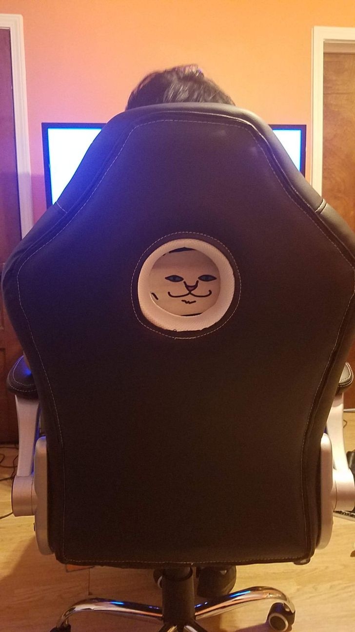 Chỉ là hình mặt cười trên chiếc áo nỉ của tôi vừa đúng với lỗ của chiếc ghế.