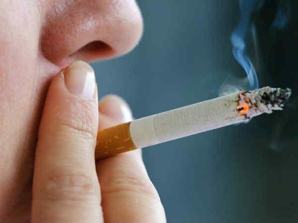 Hút thuốc lá: Nghiên cứu cho thấy bệnh Buerger, một bệnh chủ yếu xuất hiện ở nam giới hút thuốc lá, có thể gây triệu chứng lạnh bàn chân.