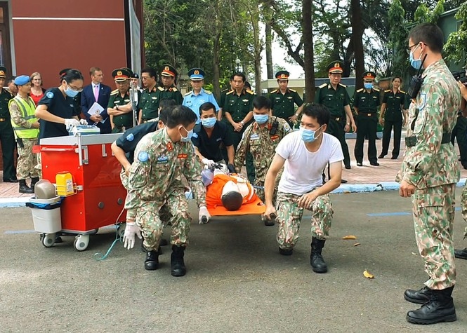 in photos staff at level-2 field hospital no. 3 attend training course picture 2