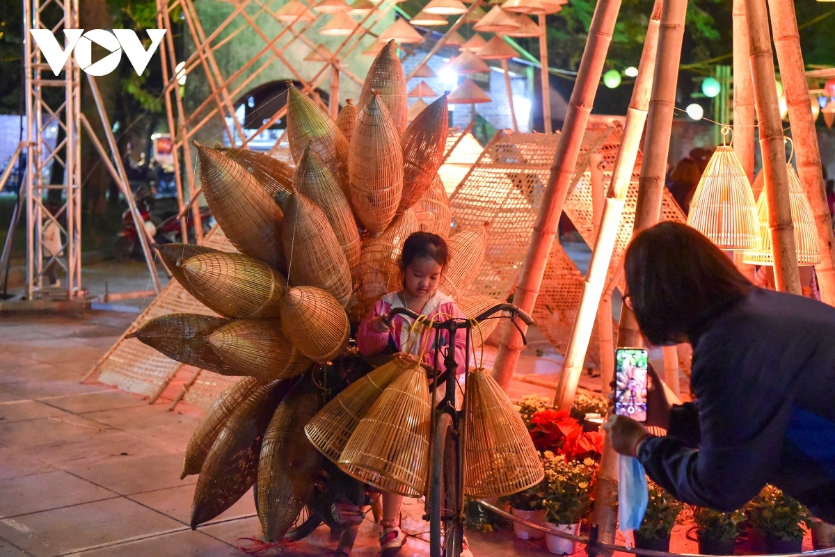 vietnamese folklore in the heart of hanoi capital picture 11