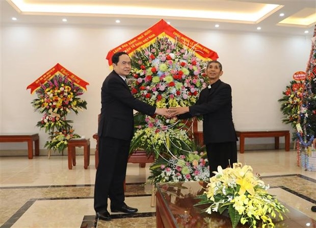 front leader offers christmas greetings to phat diem diocese in ninh binh picture 1