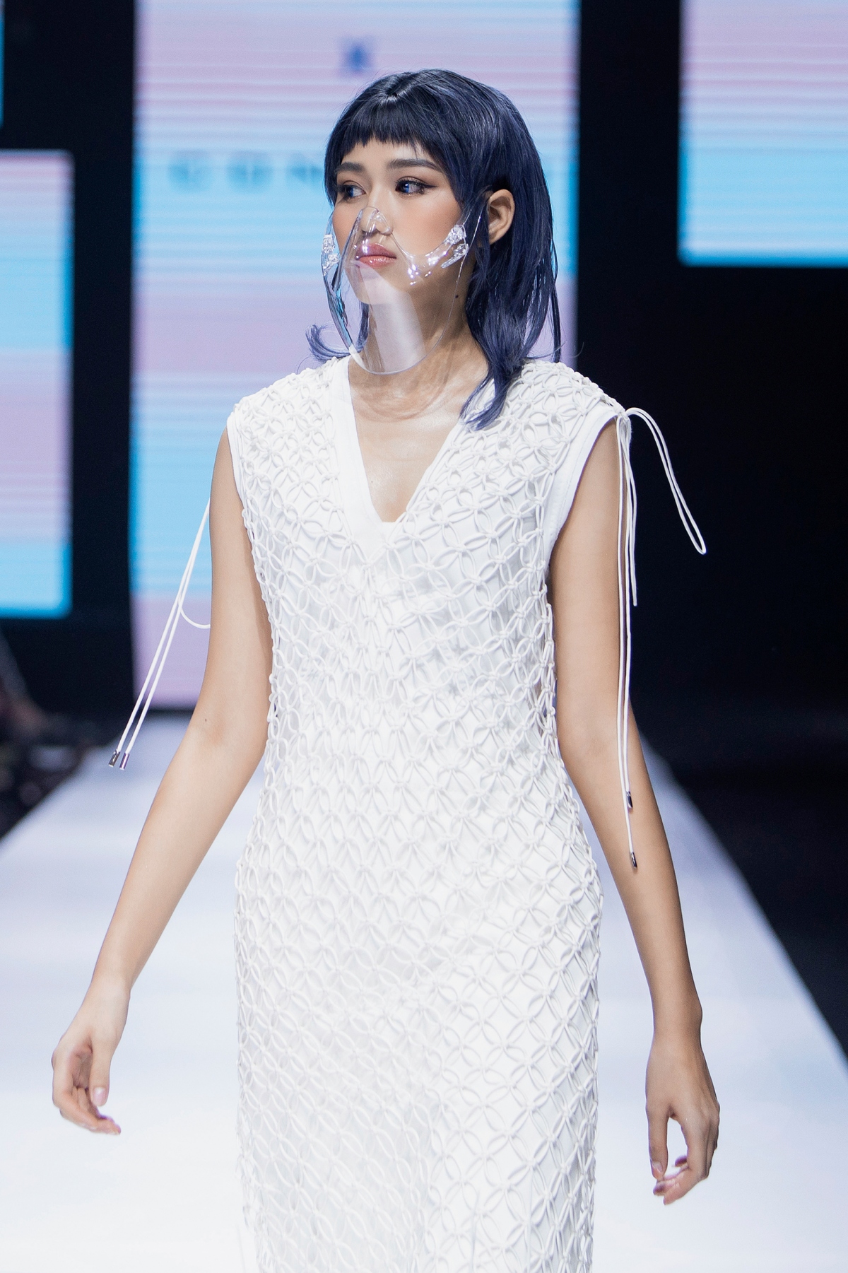 tân hoa hậu Đỗ thị hà lần đầu catwalk trong show của công trí tại tuần lễ thời trang hình ảnh 7 tan hoa hau Do thi ha lan dau catwalk trong show cua cong tri tai tuan le thoi trang hinh anh 7